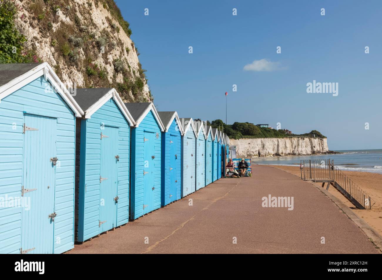 Angleterre, Kent, Broadstairs, Stone Bay, Row of Coloriful Beach Huts Banque D'Images