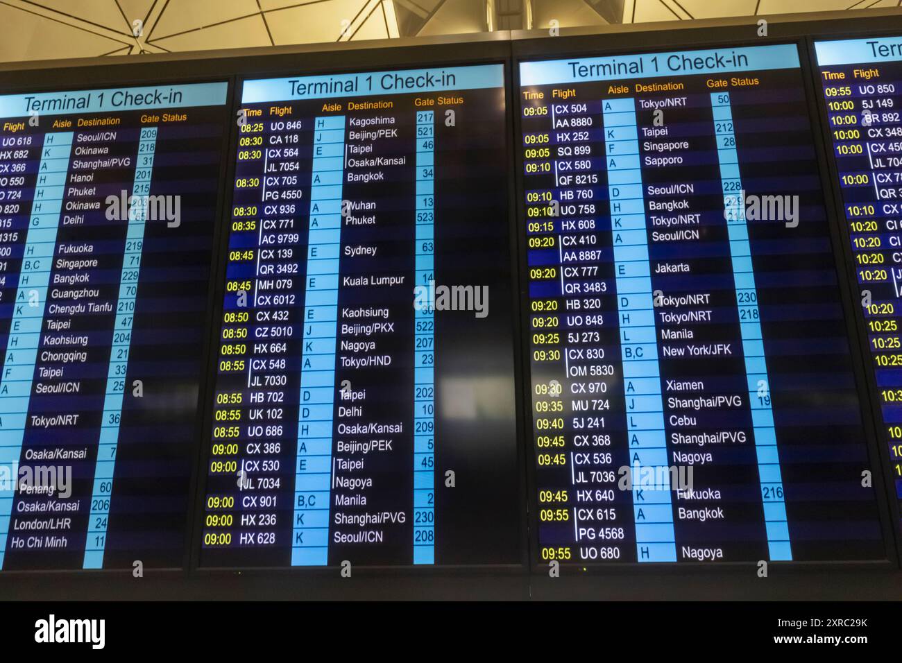 Chine, Hong Kong, île de Lantau, aéroport international de Hong Kong, terminal 1, zone de départ, Tableau des départs indiquant les départs en anglais Banque D'Images