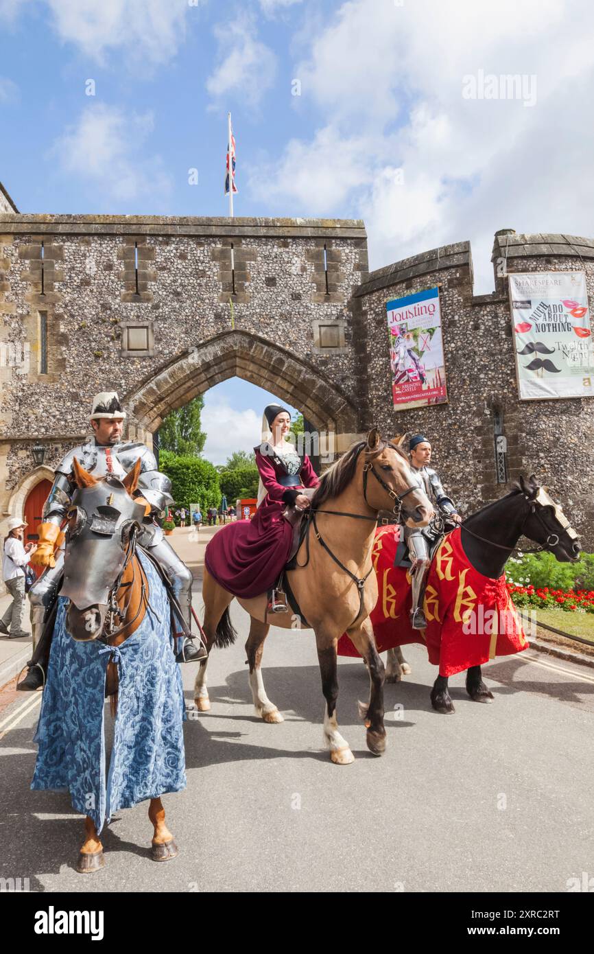 L'Angleterre, West Sussex, Arundel, Château d'Arundel, Chevaliers à cheval en face de l'entrée du Château Banque D'Images