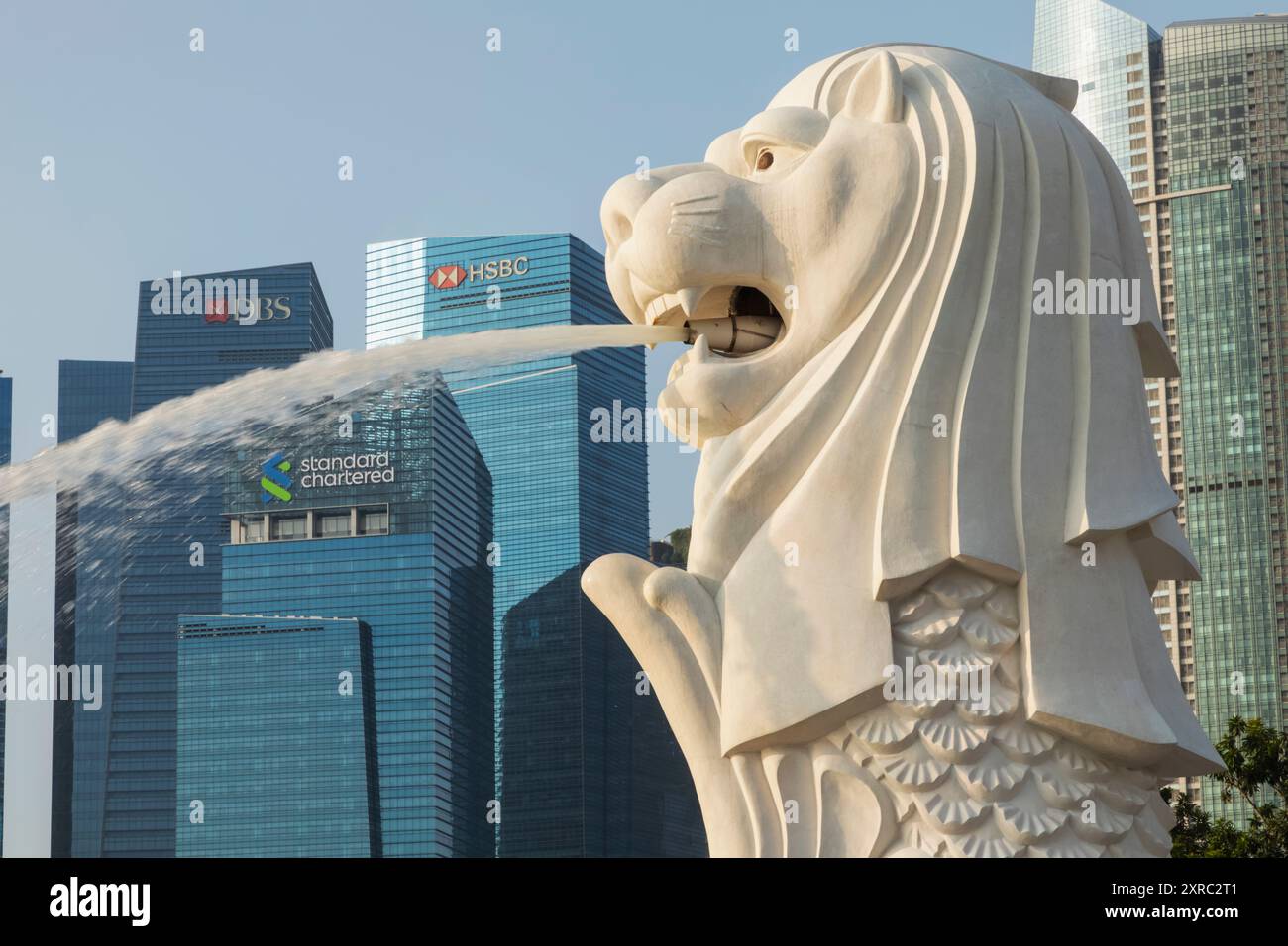 Asie, Singapour, chef de la statue du Merlion et de la ville Skyline Banque D'Images