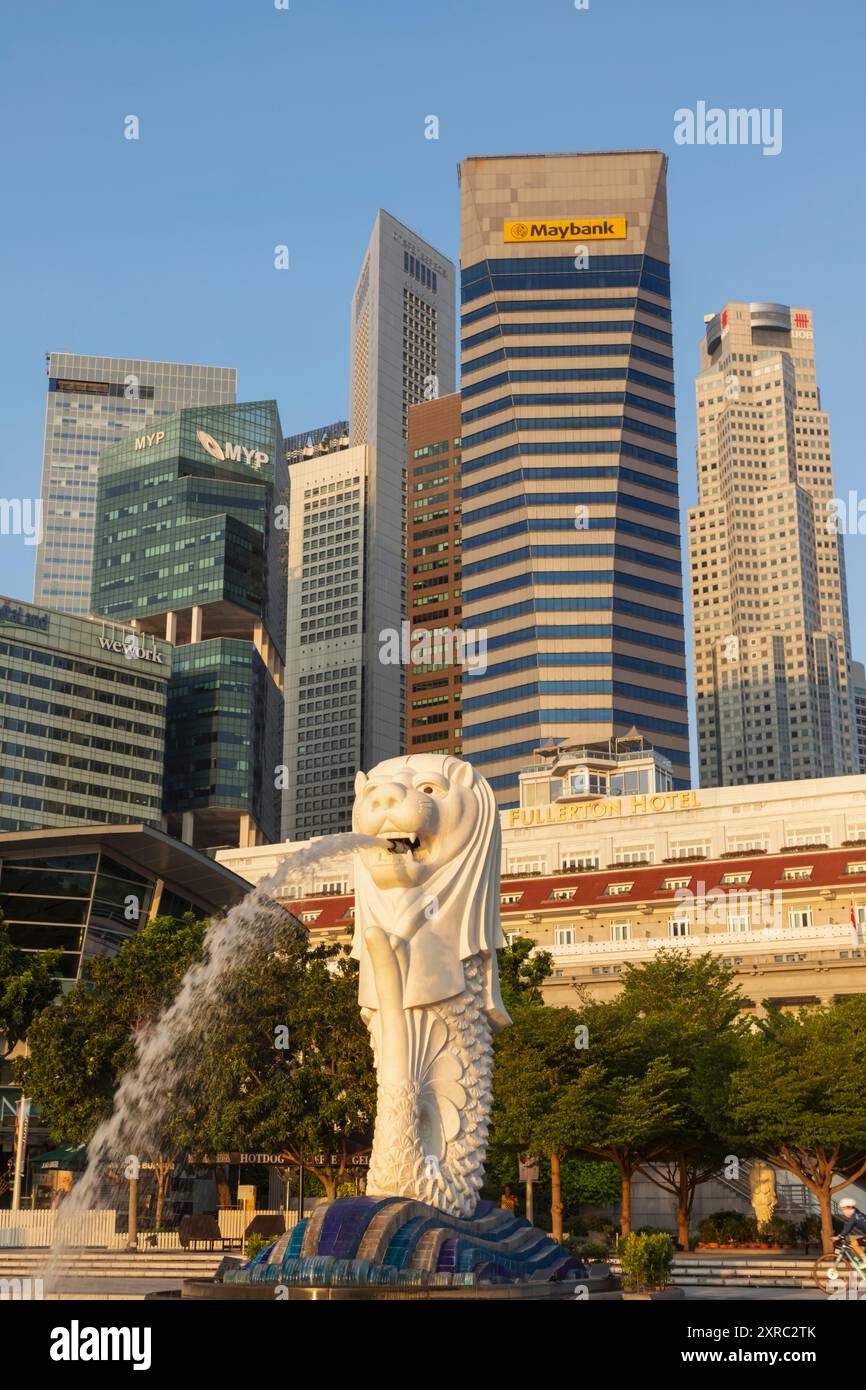 Asie, Singapour, chef de la statue du Merlion et de la ville Skyline Banque D'Images