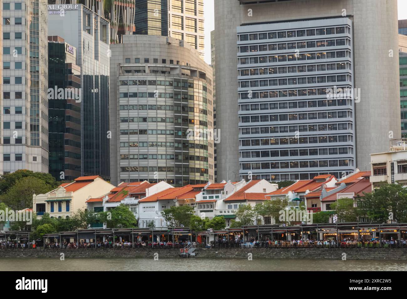 Asie, Singapour, Boat Quay et Singapore River avec des pubs et restaurants Riverside et des bâtiments City Business Area Banque D'Images
