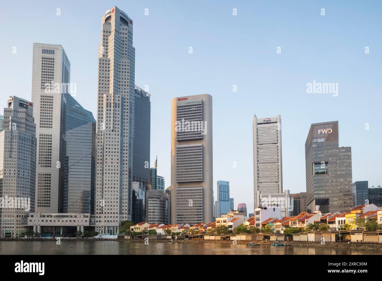 Asie, Singapour, Boat Quay et Singapore River avec des pubs et restaurants Riverside et des bâtiments City Business Area Banque D'Images