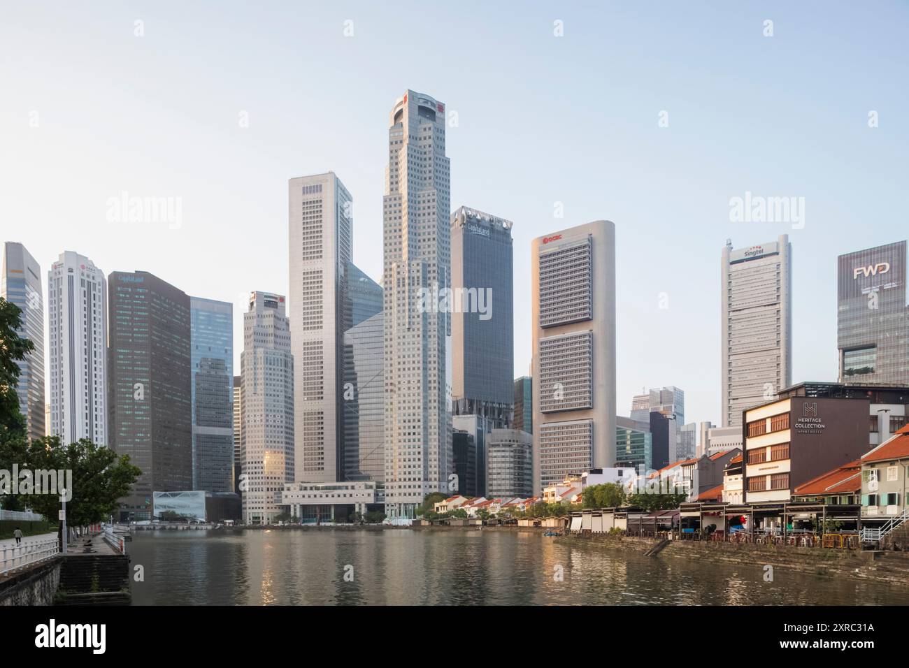 Asie, Singapour, Boat Quay et Singapore River avec des pubs et restaurants Riverside et des bâtiments City Business Area Banque D'Images