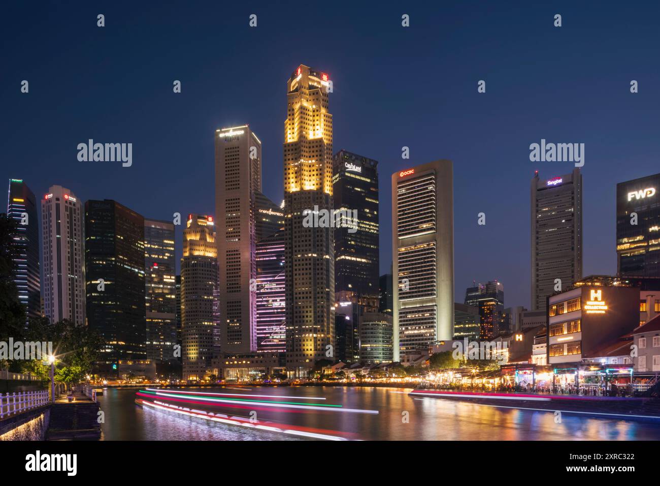 Asie, Singapour, Boat Quay et Singapore River avec des pubs et restaurants Riverside et des bâtiments de la zone d'affaires de la ville au crépuscule Banque D'Images