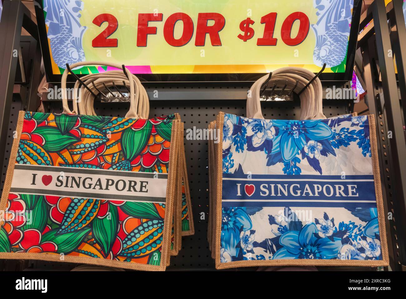 Asie, Singapour, Chinatown, boutique de souvenirs présentation de sacs à provisions colorés Singapour Banque D'Images