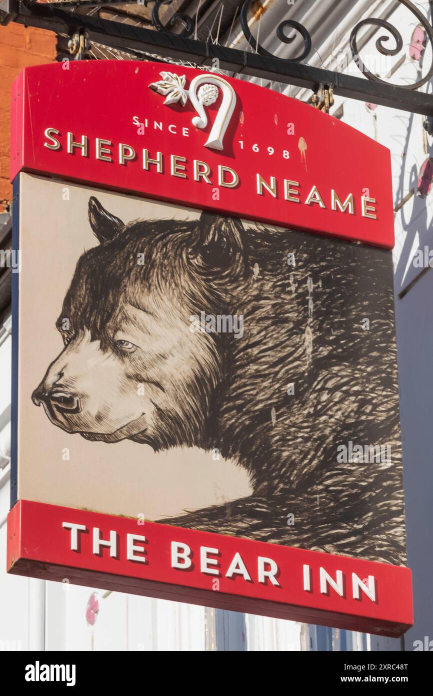 Angleterre, Kent, Faversham, West Street, The Shepherd Neame Bear Inn Pub Sign Banque D'Images