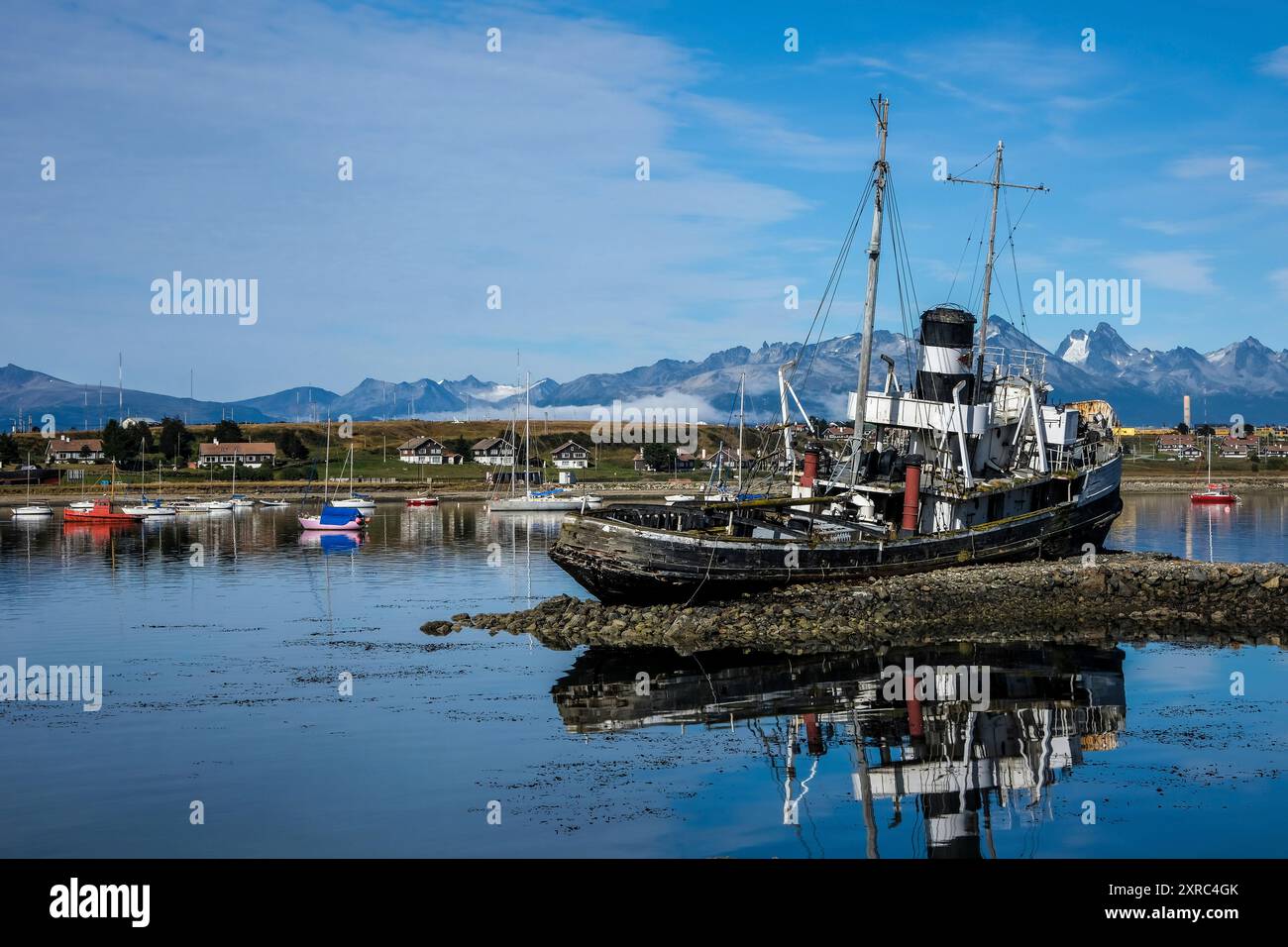 Naufrage historique dans le port d'Ushuaia, canal Beagle, Ushuaia, Terre de feu, Argentine Banque D'Images