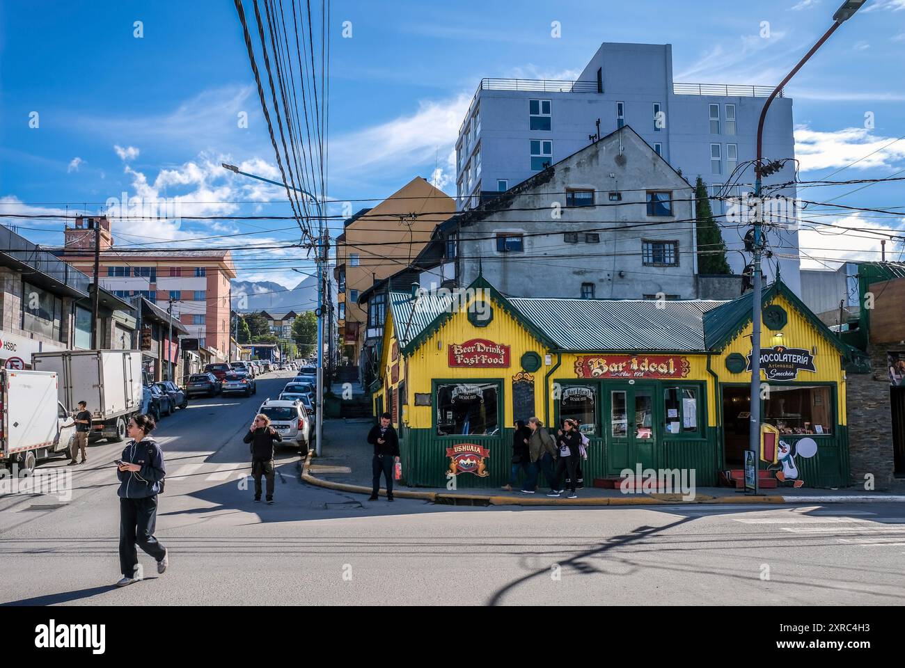 Vue sur la ville devant un paysage de montagne, Cerro Martial, Ushuaia, Terre de feu, Argentine Banque D'Images