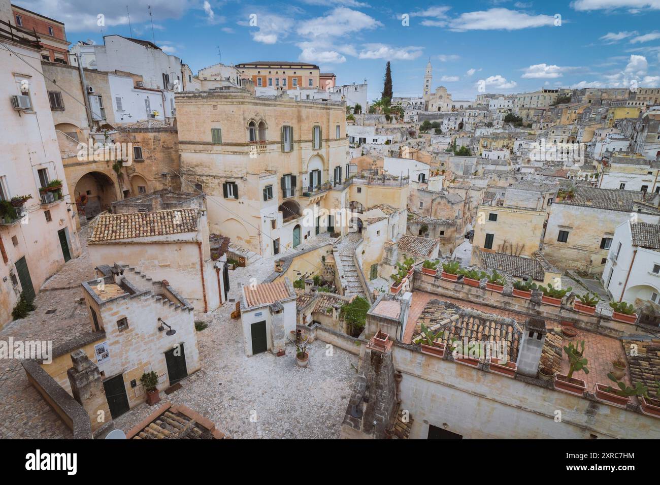 Explorez les ruelles pittoresques de la ville grotte de Matera dans les Pouilles, site classé au patrimoine mondial de l'UNESCO et site du film de James Bond « No Time to Die » Banque D'Images