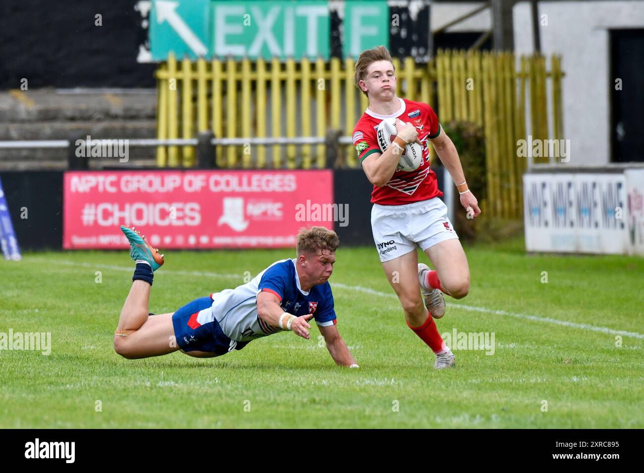 Neath, pays de Galles. 3 août 2024. Samuel Dickenson, du pays de Galles, échappe au tacle de Saul Campbell, des England Community Lions, lors du match du Championnat des moins de 16 ans de rugby à XV entre le pays de Galles et les England Community Lions au Lextan Gnoll à Neath, au pays de Galles, au Royaume-Uni, le 3 août 2024. Crédit : Duncan Thomas/Majestic Media. Banque D'Images