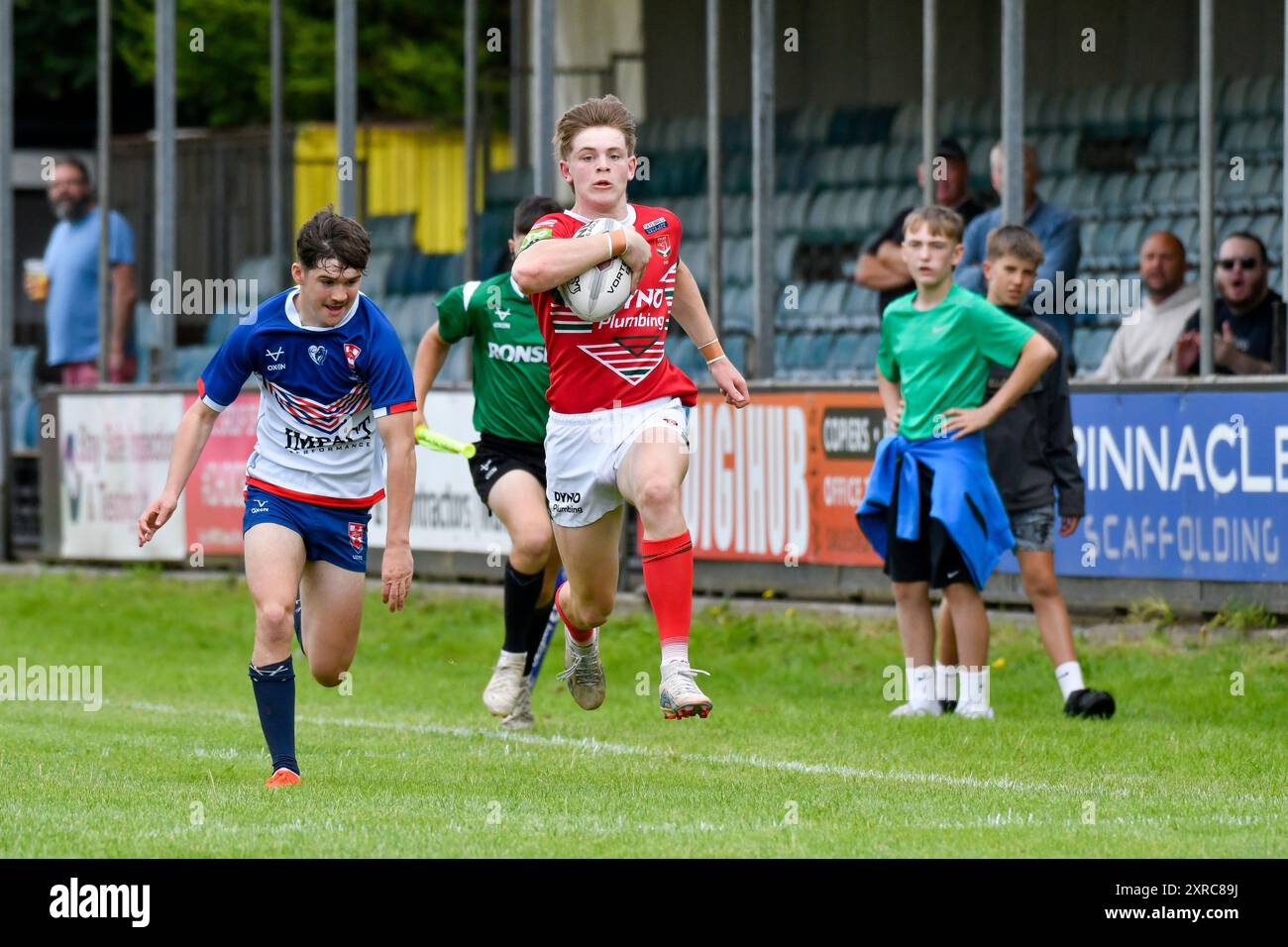 Neath, pays de Galles. 3 août 2024. Samuel Dickenson, du pays de Galles, court pour la ligne d'essai lors du match du championnat des moins de 16 ans de rugby à XV entre le pays de Galles et les England Community Lions au Lextan Gnoll à Neath, au pays de Galles, au Royaume-Uni, le 3 août 2024. Crédit : Duncan Thomas/Majestic Media. Banque D'Images