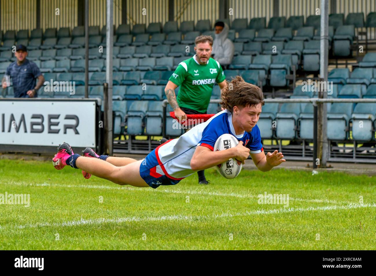 Neath, pays de Galles. 3 août 2024. Travis-Jack Morse des England Community Lions plonge pour la ligne d'essai lors du match de championnat des moins de 16 ans de la four Nations Rugby League entre le pays de Galles et les England Community Lions au Lextan Gnoll à Neath, au pays de Galles, au Royaume-Uni, le 3 août 2024. Crédit : Duncan Thomas/Majestic Media. Banque D'Images