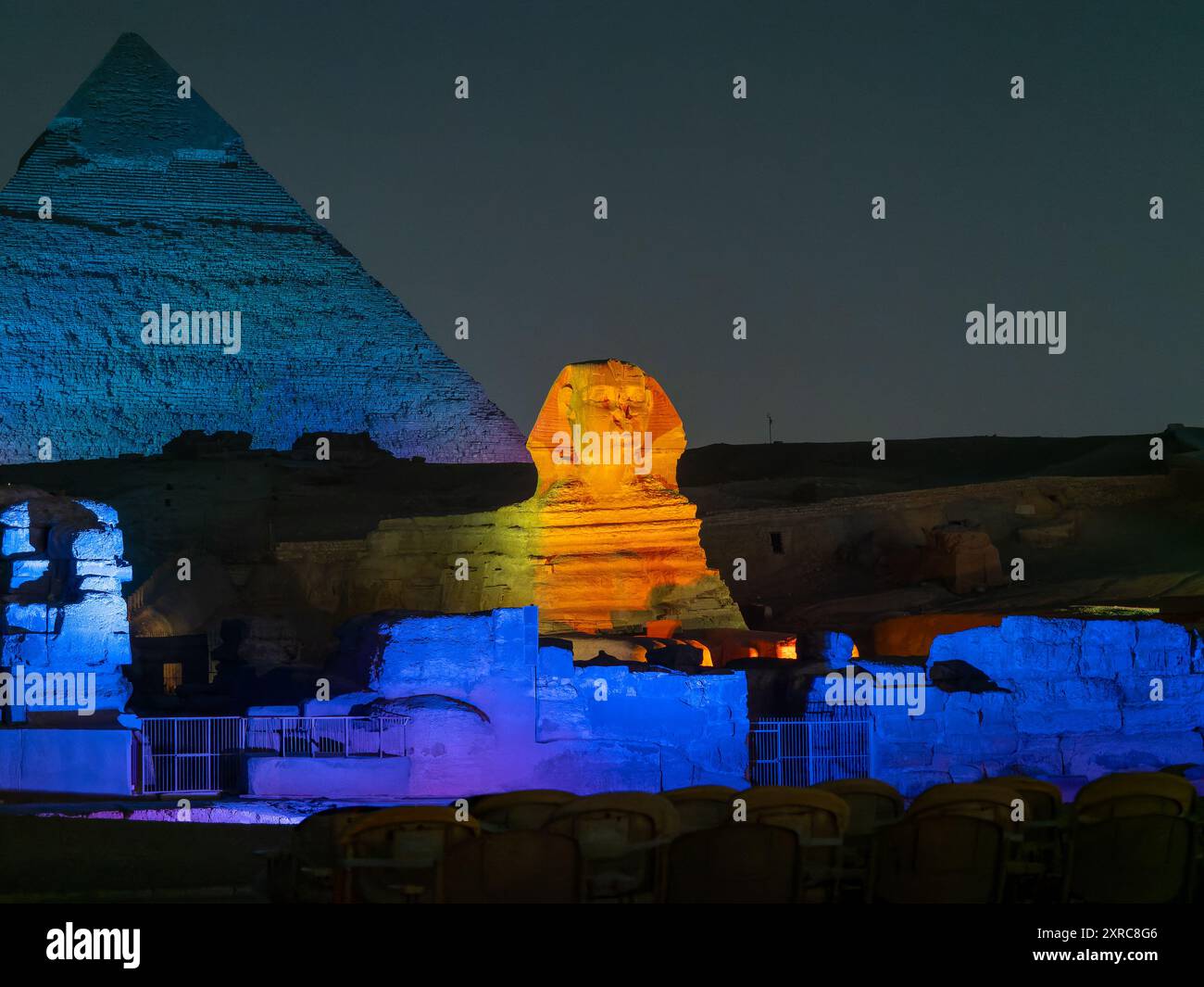 Vue panoramique de l'illumination du grand sphinx de Gizeh à côté de la pyramide de Kefren pendant le spectacle de lumière nocturne au Caire Egypte Banque D'Images