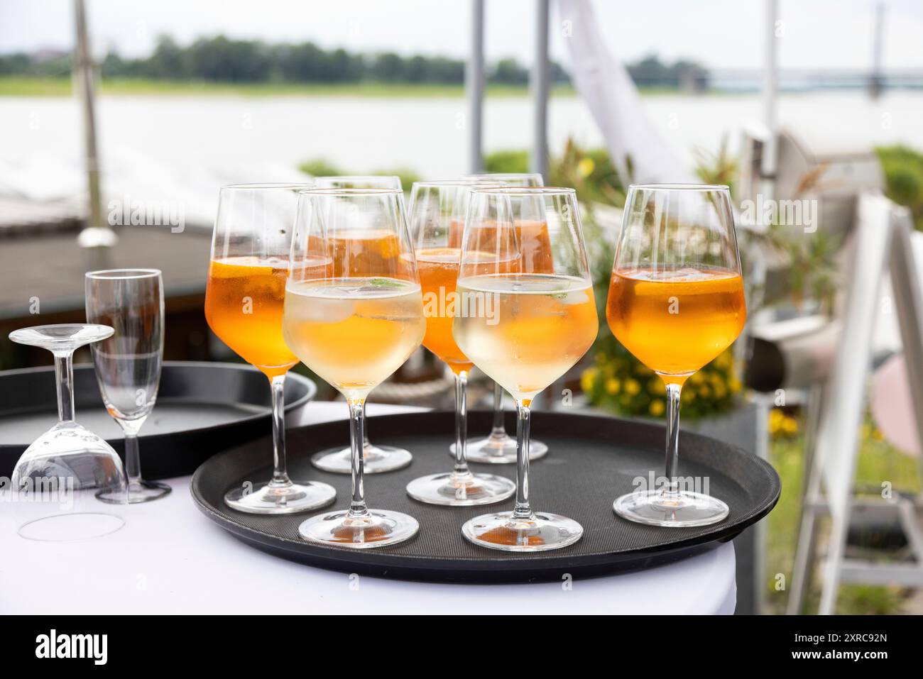 Aperol Spritz glacé et vin blanc sur un plateau avec le Rhin en arrière-plan Banque D'Images