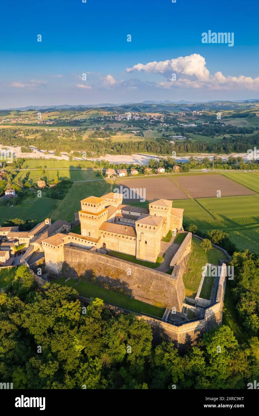 Vue aérienne du château de Torrechiara pendant un coucher de soleil d'été, Langhirano, province de Parme, Emilie Romagne, Italie, Europe, Banque D'Images