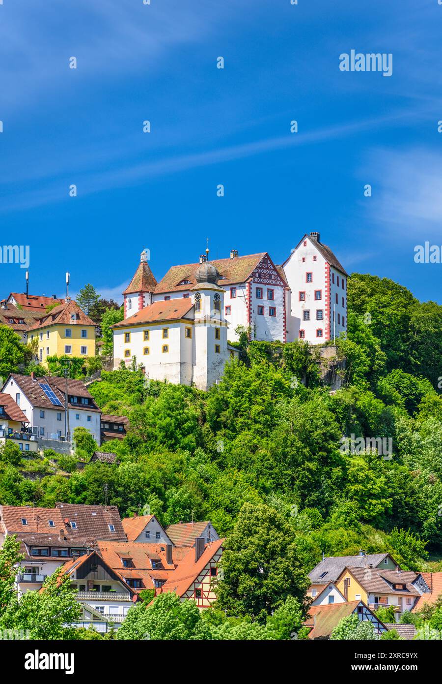 Allemagne, Bavière, Suisse franconienne, Egloffstein, vue du village avec le château d'Egloffstein et l'église du château Banque D'Images