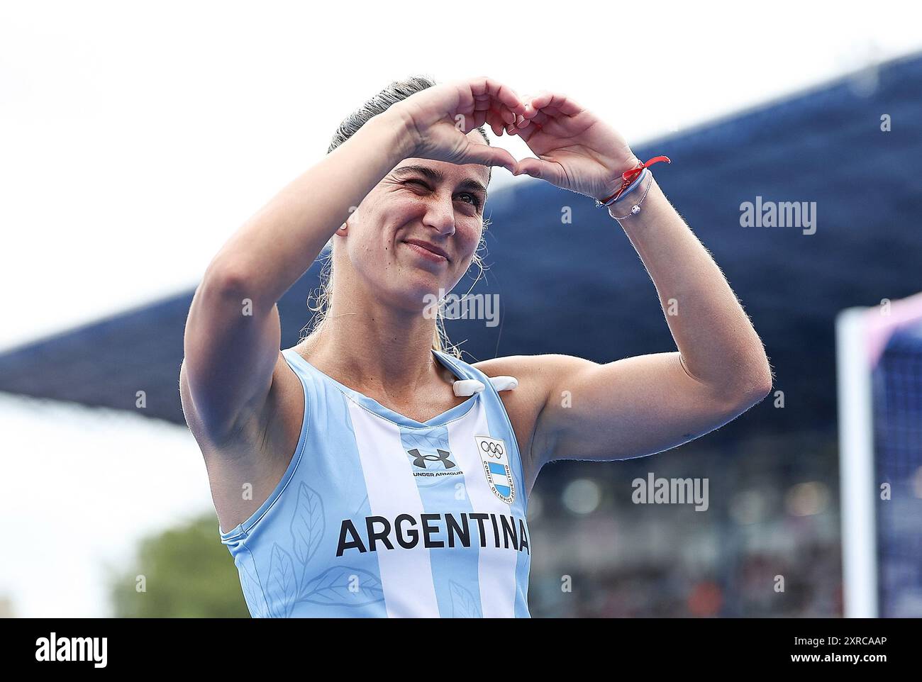 Colombes, France. 9 août 2024. Agostina Alonso, d'Argentine, montre un geste en forme de cœur alors qu'elle accueille les spectatrices après le match pour la médaille de bronze au hockey féminin entre l'Argentine et la Belgique aux Jeux Olympiques de Paris 2024 à Colombes, France, le 9 août 2024. Crédit : Ren Pengfei/Xinhua/Alamy Live News Banque D'Images