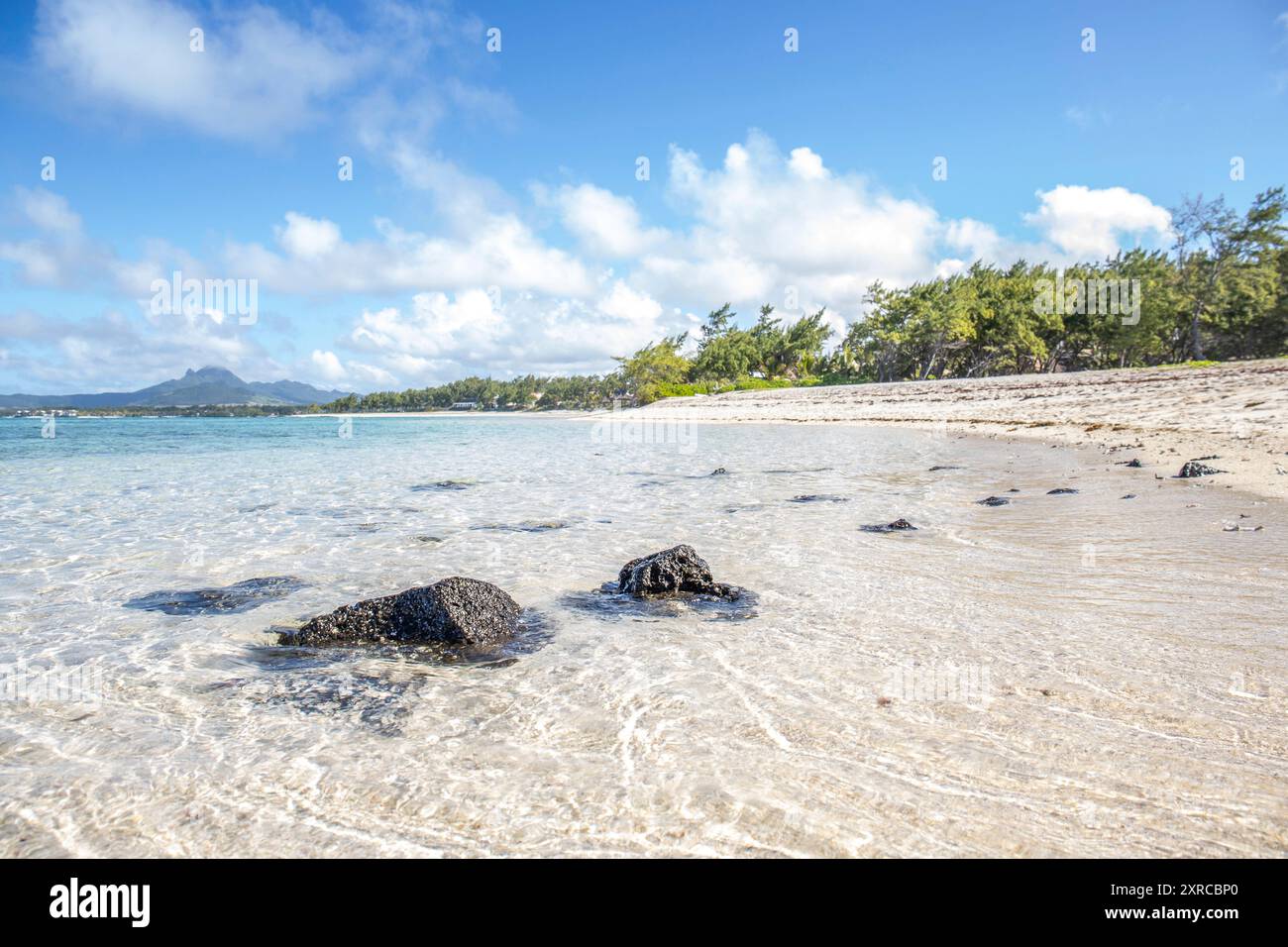 Lever de soleil sur une île de rêve, vacances sur la plage, île dans l'océan Indien, plage 'hors du bleu', trou d'eau douce, Maurice, Afrique Banque D'Images