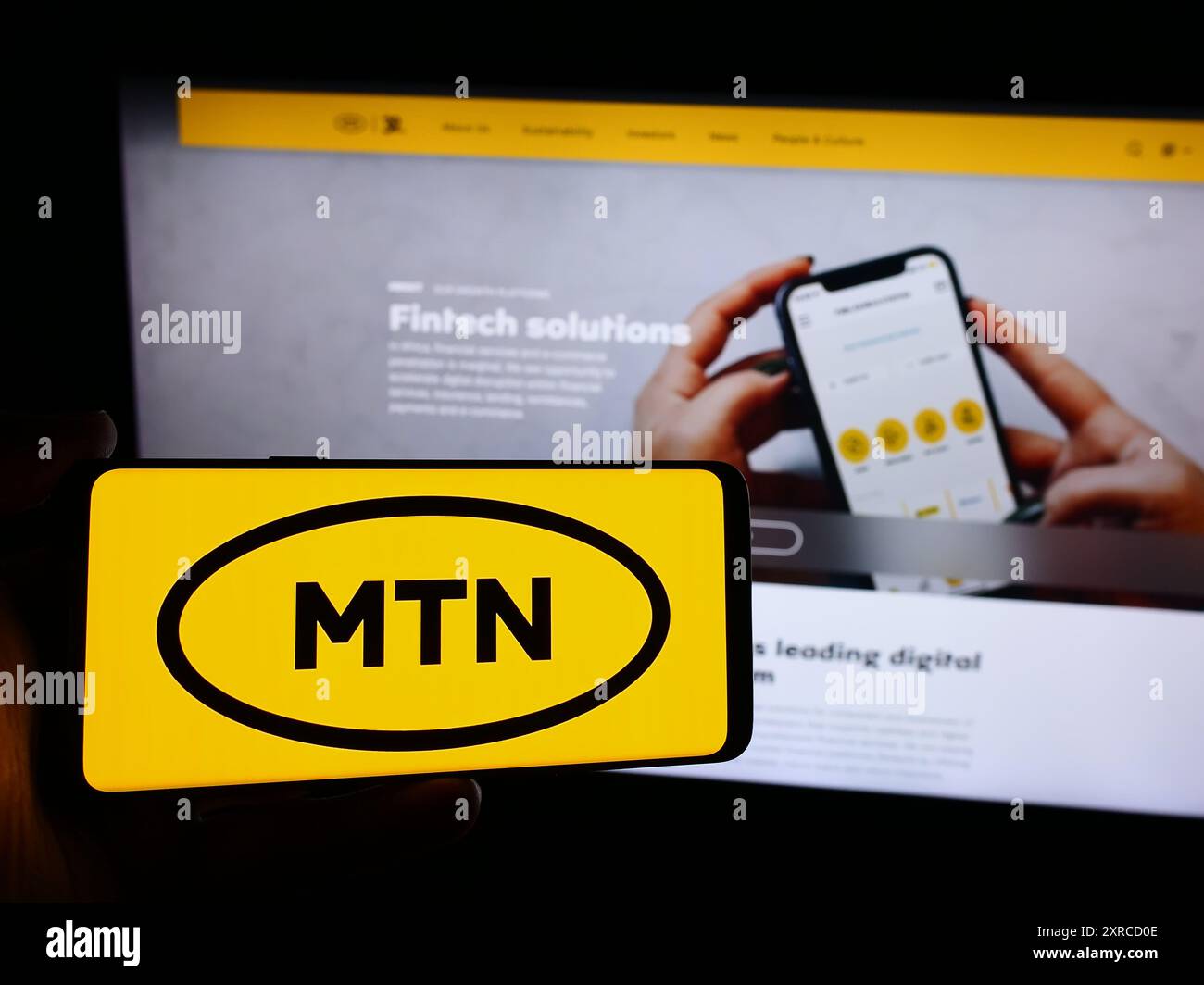 Personne tenant un smartphone avec le logo de la société sud-africaine de télécommunications MTN Group Limited en face du site Web. Concentrez-vous sur l'affichage du téléphone. Banque D'Images