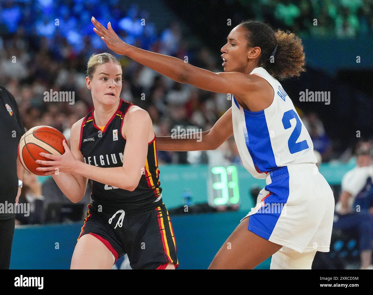 Paris, France. 09 août 2024. Le centre belge Becky Massey (25) passe autour du centre français Marieme Badiane (22) lors de la première moitié de la compétition féminine de demi-finale des Jeux Olympiques de Paris 2024 au Bercy Arena à Paris, France, le vendredi 9 août 2024. Photo de Richard Ellis/UPI crédit : UPI/Alamy Live News Banque D'Images