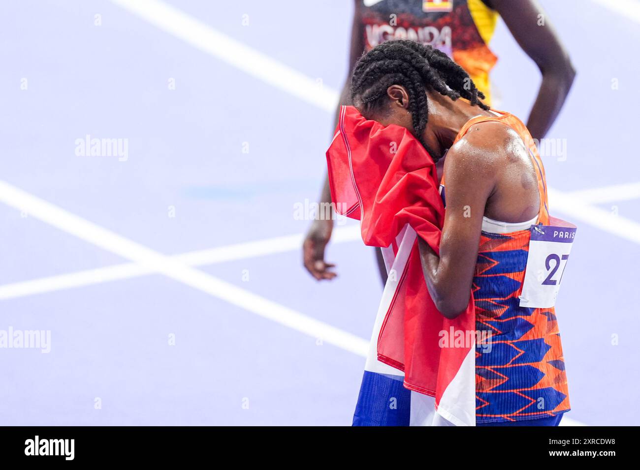 Paris, France. 09 août 2024. PARIS, FRANCE - 9 AOÛT : Sifan Hassan, des pays-Bas, vainqueur de la médaille brons et tenant le drapeau après avoir participé à la finale du 10 000 m féminin lors du jour 14 d'Athlétisme - Jeux Olympiques Paris 2024 au stade de France le 9 août 2024 à Paris, France. (Photo de Joris Verwijst/Agence BSR) crédit : Agence BSR/Alamy Live News Banque D'Images