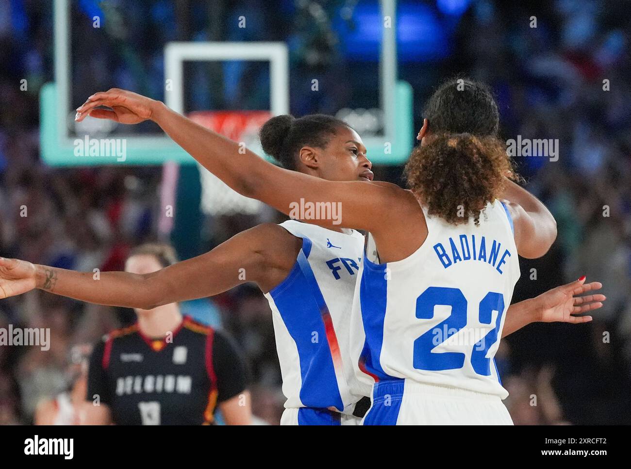 Paris, France. 09 août 2024. Le centre français Marieme Badiane (22) et la petite attaquante Valeriane Ayayi (l) bosse de poitrine après la soirée le score contre la Belgique lors de la première moitié de la demi-finale féminine des Jeux Olympiques de Paris 2024 au Bercy Arena à Paris, France, vendredi 9 août 2024. Photo de Richard Ellis/UPI crédit : UPI/Alamy Live News Banque D'Images