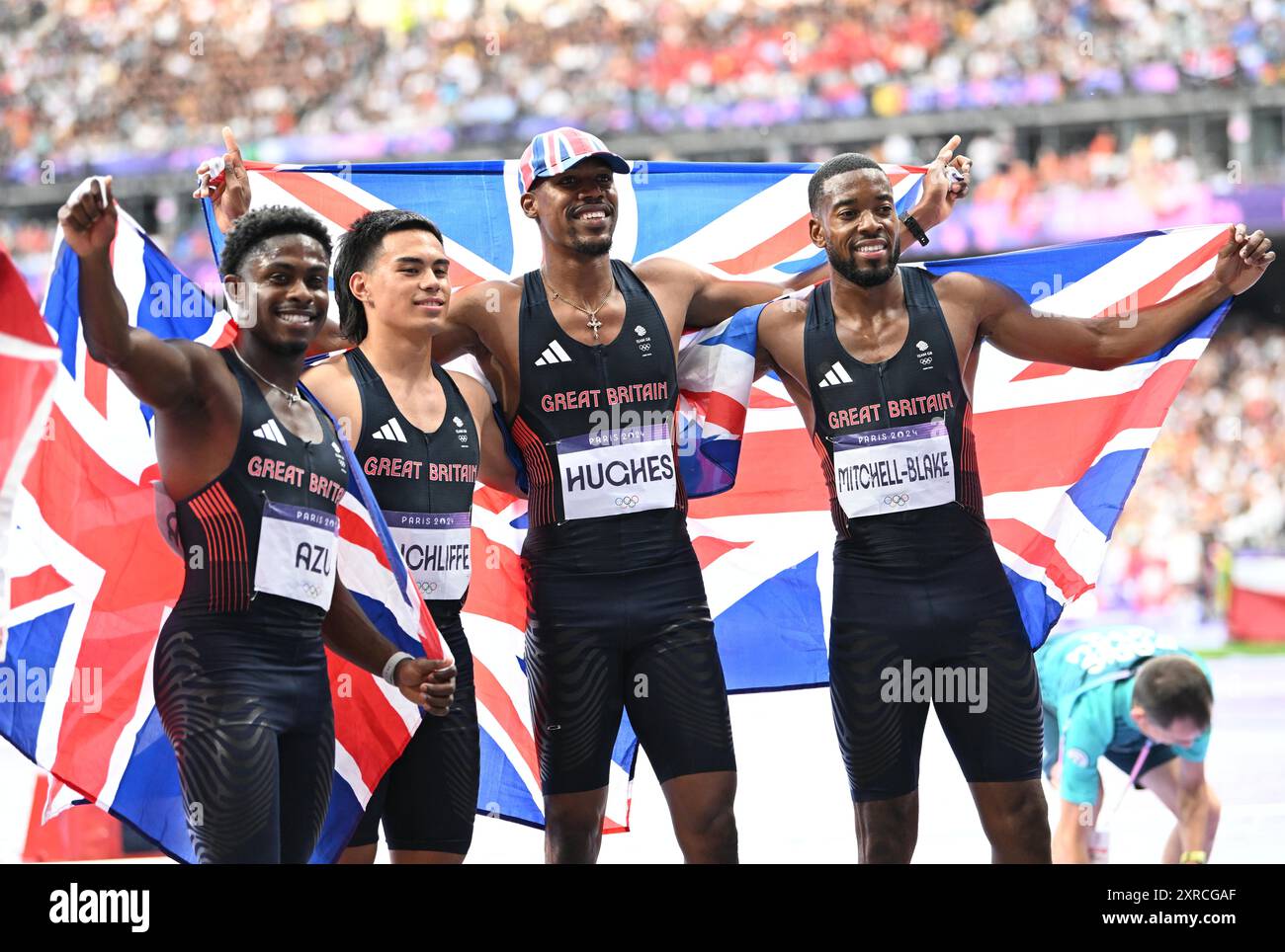 9 août 2024 ; Jeux Olympiques de Paris, stade de France, Paris, France, jour 14 ; séance du matin d'athlétisme, finale du relais 4x100m masculin, le Canada gagne la course avec l'Afrique du Sud deuxième et la Grande-Bretagne troisième, l'équipe masculine de Grande-Bretagne composée de Hughes, Jeremiah Azu, Louie Hinchliffe et Nethaneel Mitchell-Blake célèbre sa médaille de bronze Banque D'Images