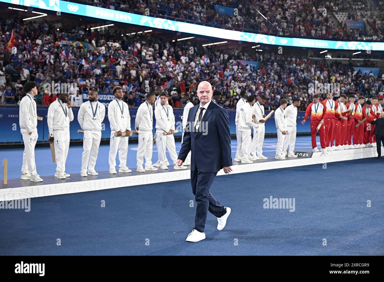 Paris, France. 09 août 2024. Le président de la FIFA, Gianni Infantino, monte sur le podium après la finale masculine de football entre la France et l'Espagne lors des Jeux Olympiques d'été de Paris 2024 au Parc des Princes à Paris, France, le 9 août 2024. Photo de David Niviere/ABACAPRESS. COM Credit : Abaca Press/Alamy Live News Banque D'Images