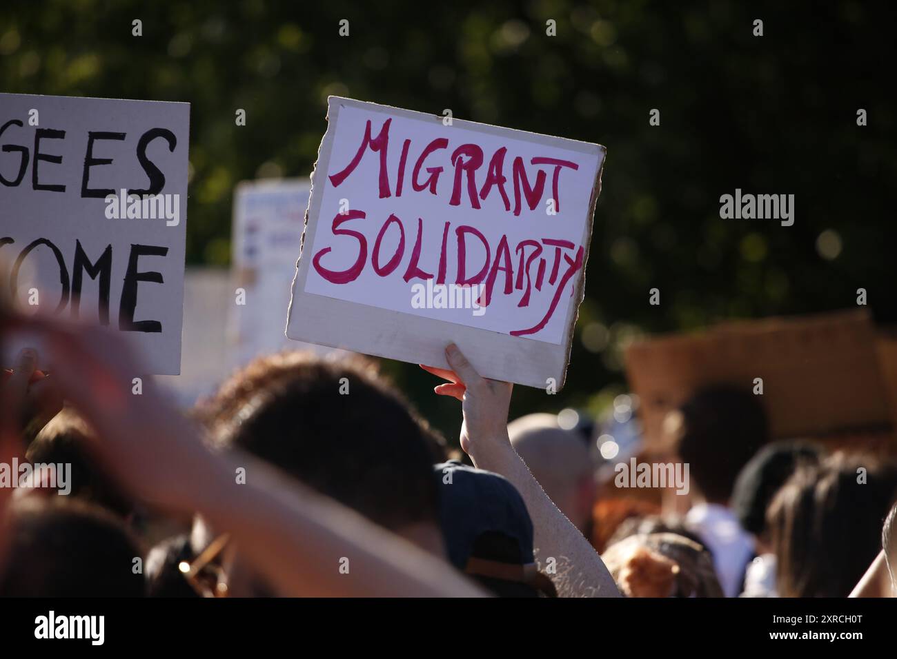 09 août 2024, Crawley Sussex, rassemblement britannique anti Racist Camaigners en soutien aux demandeurs d'asile, alors que les racistes menacent l'hôtel. Une contre-manifestation antiraciste est appelée devant un Holiday Inn à Crawley. Les organisateurs d’extrême droite d’autres manifestations à travers le Royaume-Uni, qui ont mis fin aux émeutes et aux tentatives de brûler des bâtiments contenant des demandeurs d’asile, ont décidé de cibler l’hôtel Crawley. Après le succès des contre-manifestations quelques nuits avant que des groupes antiracistes ne se soient organisés pour arrêter l'attaque. Crédit photo : Roland Ravenhill/Alamy Banque D'Images