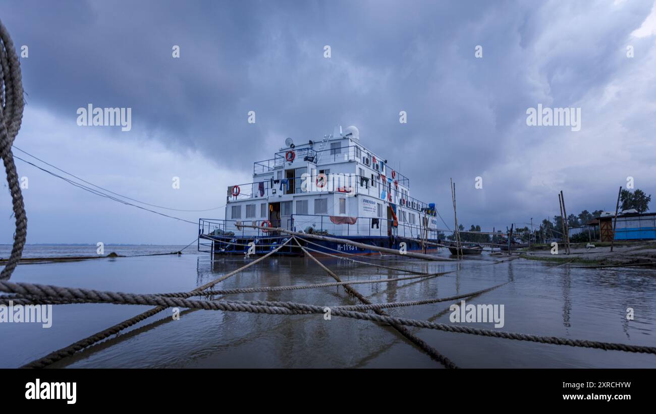 Le navire de l'hôpital Emirates Friendship est amarré à la rive du Brahmapoutre près de Kapasia. Le navire se déplace périodiquement vers différentes zones de besoin. Banque D'Images