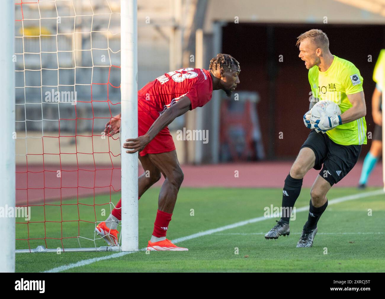 Lausanne, Suisse. 9 août 2024 : Rayan Kadima (défenseur) du FC stade-Lausanne-Ouchy #23 se fait crier par Jeremy Vachoux (gardien) du FC stade-Lausanne-Ouchy #74 lors du FC stade Lausanne Ouchy vs FC Aarau stade Olympique de Pontaise à Lausanne. Crédit : Patrick Dancel/Alamy Live News Banque D'Images