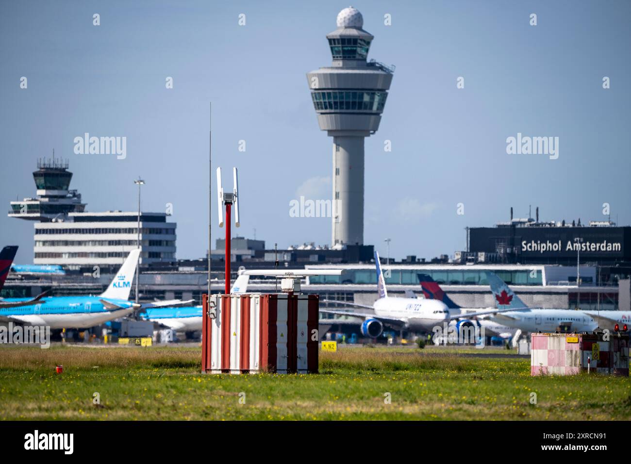 Amsterdam Shiphol Airport, AMS, Aalsmeerbaan, piste, radar pour détecter des troupeaux d'oiseaux, les 6 pistes, afin de prendre des mesures si nécessaire, Netherla Banque D'Images