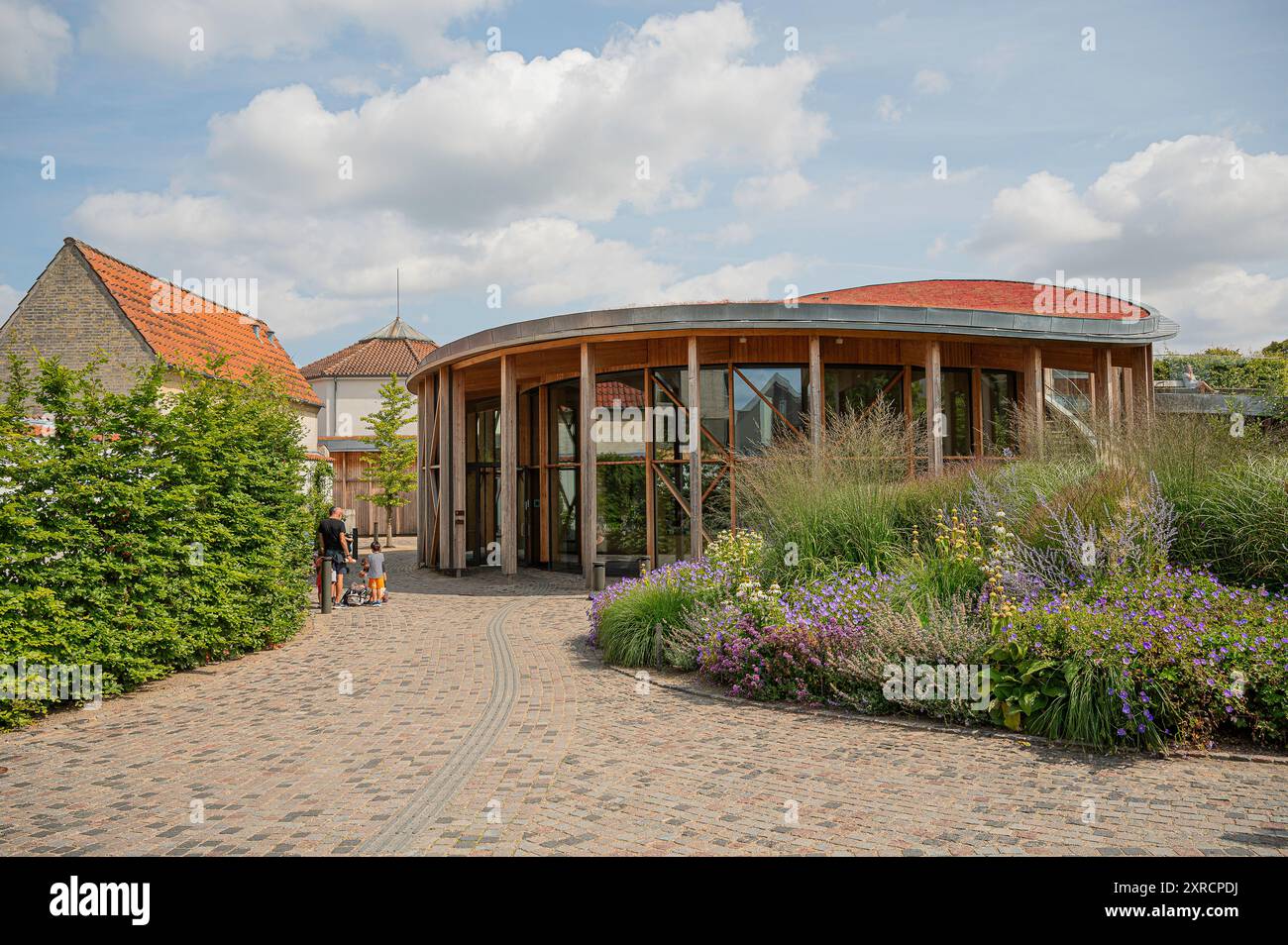 La maison de Hans Christian Andersen et une famille devant l’entrée, Odense, Danemark, 3 août 2024 Banque D'Images