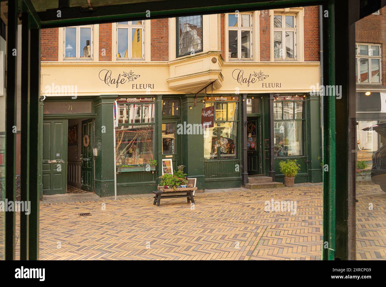 Romantique et rétro Café fleuri dans le style campagnard français, Odense, Danemark, 3 août 2024 Banque D'Images