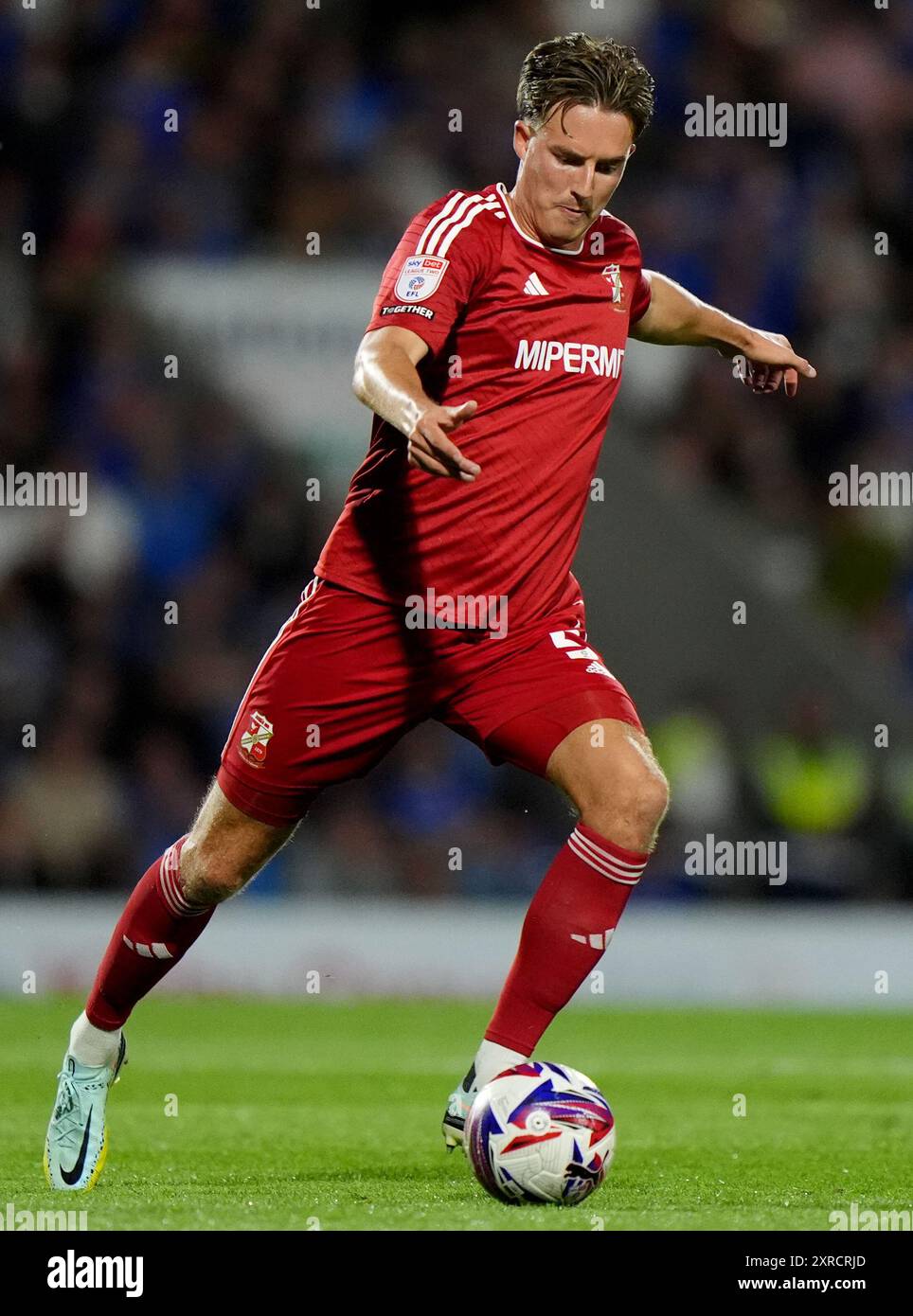 Will Wright de Swindon Town lors du match de Sky Bet League Two au SMH Group Stadium de Chesterfield. Date de la photo : vendredi 9 août 2024. Banque D'Images