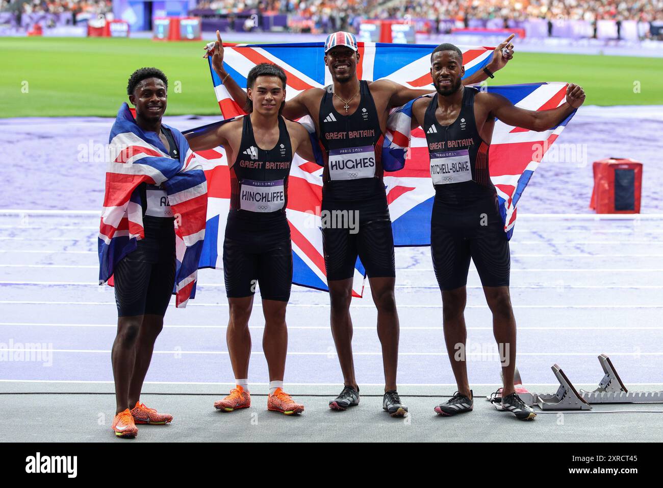 PARIS, FRANCE. 9 août 2024. Jeremiah Azu, Louie Hinchliffe, Zharnel Hughes et Nethaneel Mitchell-Blake de l'équipe Grande-Bretagne célèbrent la médaille de bronze de la finale du relais 4x100m masculin le quatorzième jour des Jeux Olympiques de Paris 2024 au stade de France, Paris, France. Crédit : Craig Mercer/Alamy Live News Banque D'Images