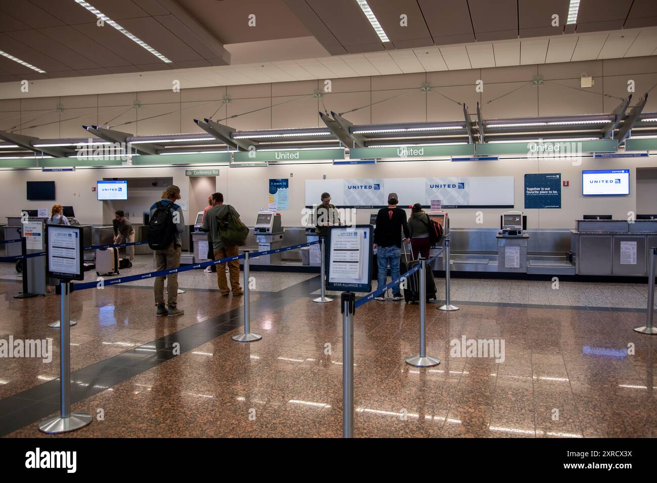 Anchorage, Alaska. Aéroport international Ted Stevens d'Anchorage. Les gens attendent ; en ligne pour s'enregistrer au comptoir United. Banque D'Images
