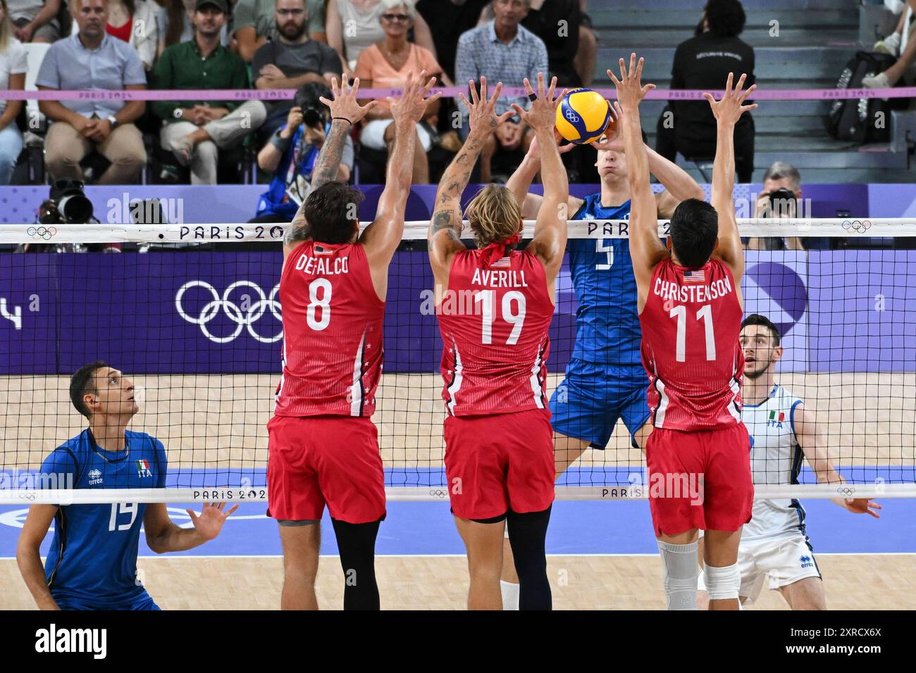 Paris, France. 09 août 2024. Alessandro Michieletto (Italie) et Torey Defalco, Taylor Averill, Micah Christenson (USA), Volleyball, match pour la médaille de bronze masculine entre l'Italie et les Etats-Unis lors des Jeux Olympiques de Paris 2024 le 9 août 2024 au South Paris Arena à Paris, France - photo Michael Baucher/Panoramic/DPPI crédit média : DPPI Media/Alamy Live News Banque D'Images