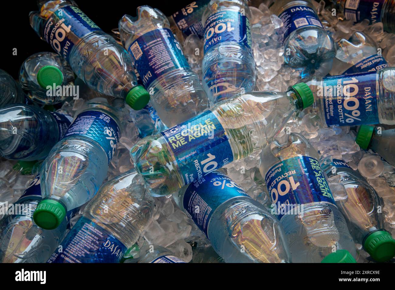 Paul, Minnesota. Un tas de bouteilles d'eau en plastique recyclables dans un bac sur la glace et prêt à boire. Banque D'Images