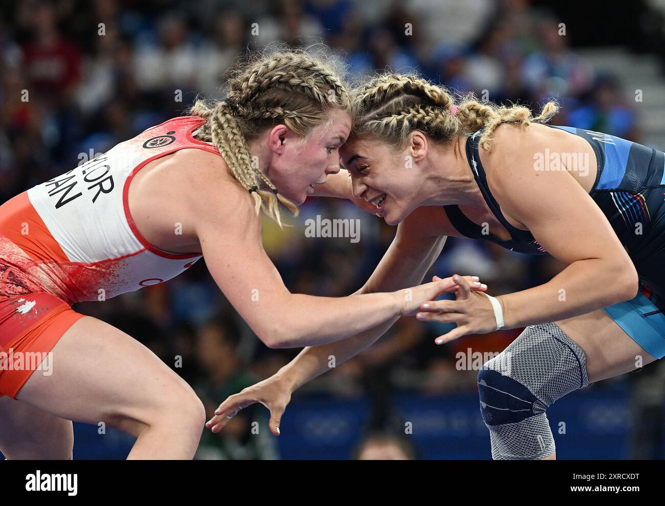 Paris, France. 9 août 2024. Hannah Fay Taylor (en rouge), du Canada, concourt avec Helen Louise Maroulis, des États-Unis, dans le match féminin pour la médaille de bronze de 57 kg nage libre, aux Jeux olympiques de Paris 2024, à Paris, en France, le 9 août 2024. Crédit : Wu Wei/Xinhua/Alamy Live News Banque D'Images