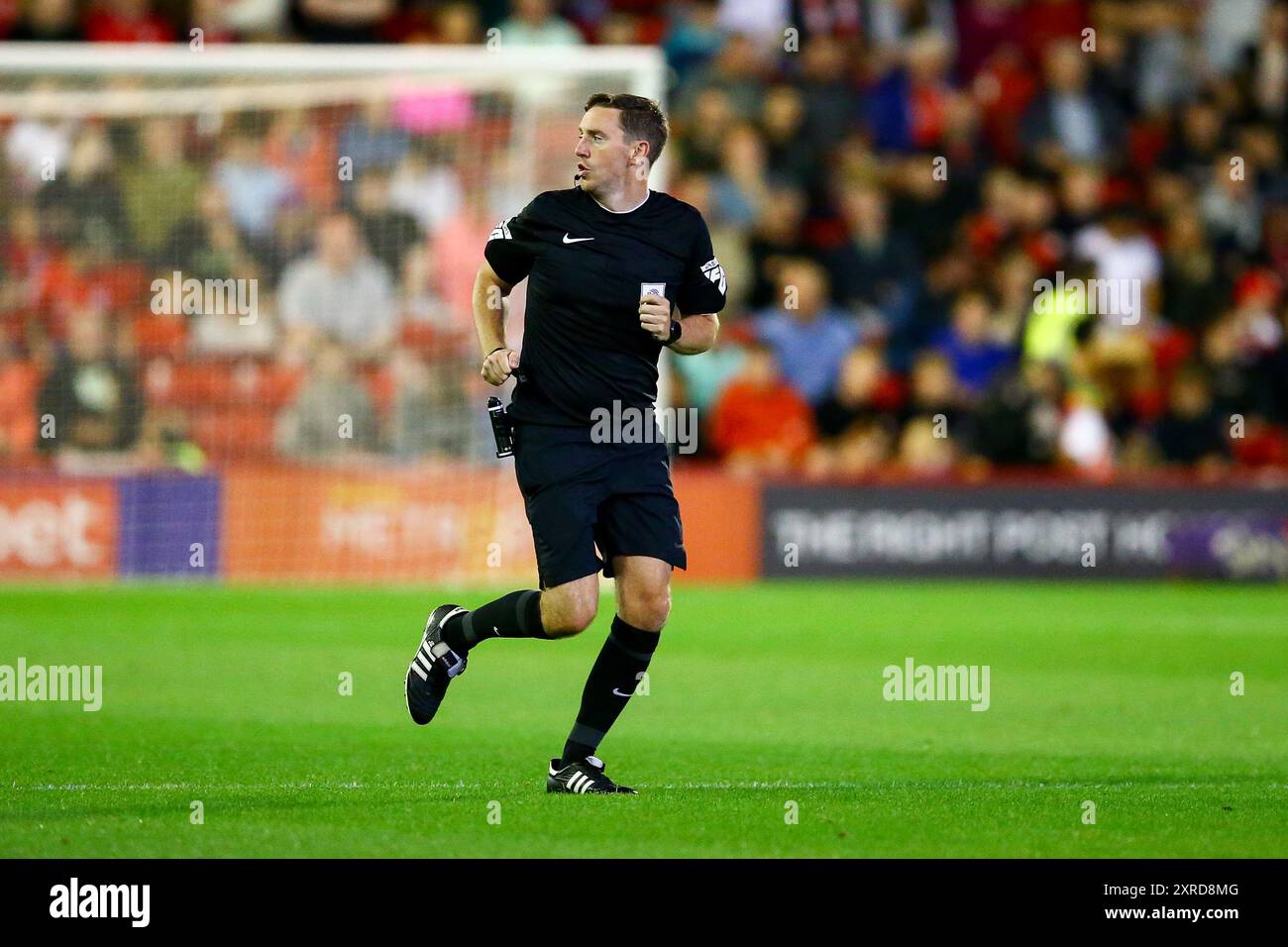 Oakwell Stadium, Barnsley, Angleterre - 9 août 2024 arbitre Ben toner - pendant le match Barnsley v Mansfield Town, Sky Bet League One, 2024/25, Oakwell Stadium, Barnsley, Angleterre - 9 août 2024 crédit : Arthur Haigh/WhiteRosePhotos/Alamy Live News Banque D'Images