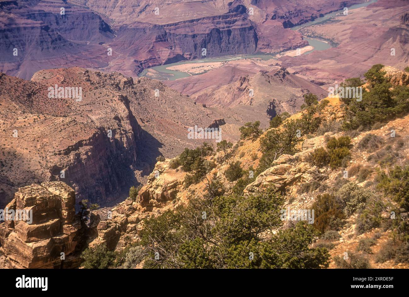 Vue sur le fleuve Colorado au fond du Grand Canyon depuis le Desert View Watchtower surplombant le plateau sud du Canyon. (ÉTATS-UNIS) Banque D'Images Vue sur le fleuve Colorado au fond du Grand Canyon depuis le Desert View Watchtower surplombant le plateau sud du Canyon. (ÉTATS-UNIS) Banque D'Images