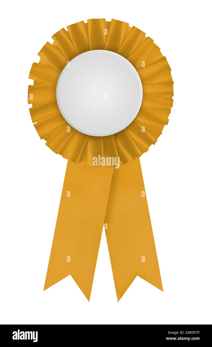 Rosette gagnante ruban jaune plissé circulaire avec centre blanc vierge pour appliquer un dessin à. Photographié sur un fond blanc vierge. Banque D'Images