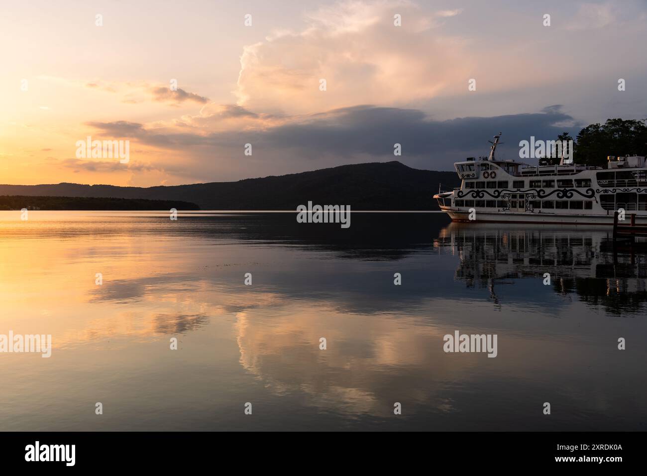 Lac Akan, Japon : coucher de soleil spectaculaire sur un bateau de croisière sur le lac Akan dans le parc national Akan-Mashu à Hokkaido en été au Japon. Banque D'Images