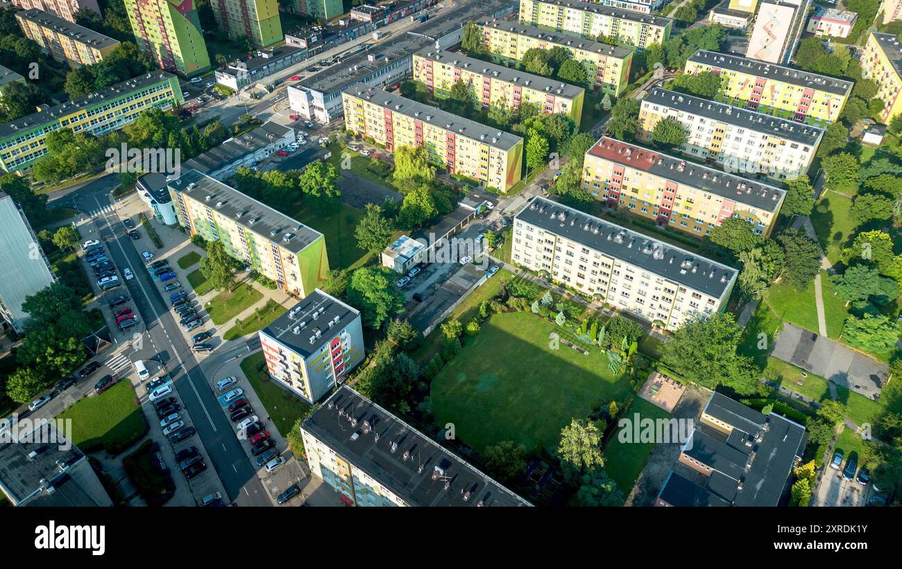Vue aérienne de la zone résidentielle urbaine avec des espaces verts dans la lumière du milieu de l'après-midi Banque D'Images