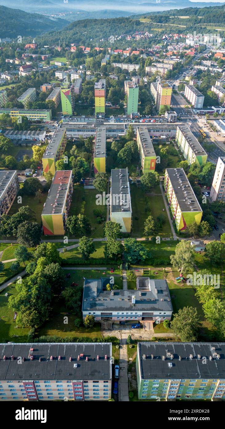 Vue aérienne d'un quartier urbain coloré entouré de verdure dans une ville pendant la journée Banque D'Images