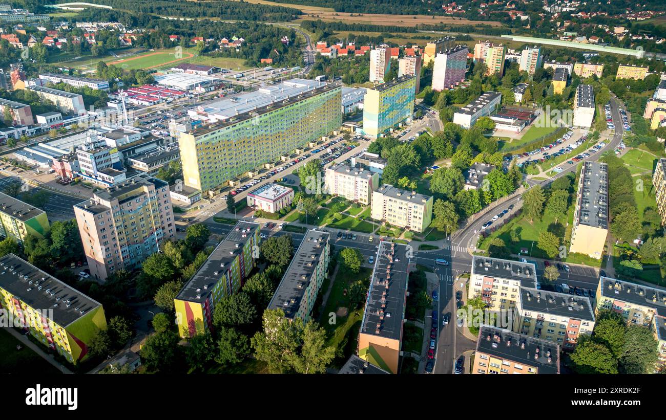 Vue aérienne d'un quartier résidentiel avec des espaces verts et des bâtiments urbains dans la lumière de fin d'après-midi Banque D'Images
