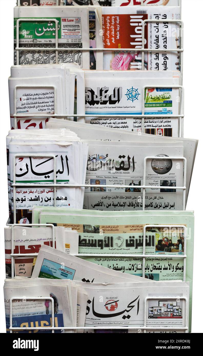 Magasin de journaux internationaux tenant plusieurs journaux arabes du moyen-Orient et britanniques - Asharq Al-Awsat, Al-Hayat, Al Qods Al Arabi et Al Arab. Banque D'Images