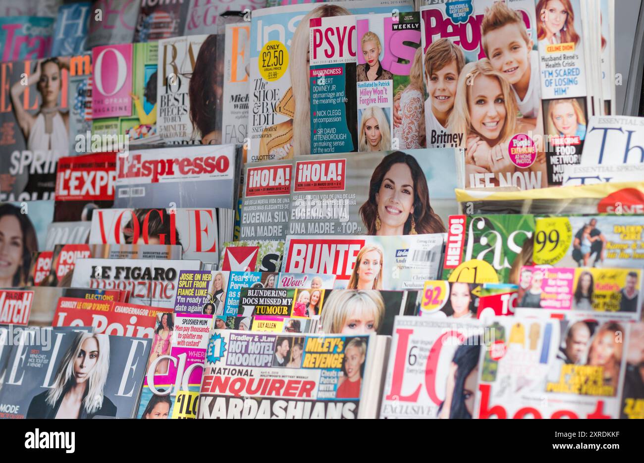 Kiosque à journaux trouvé dans le centre de Londres affichant de nombreux titres internationaux tels que Psychologies Magazine, InStyle, Vogue, Marie Claire et Harper's Bazaar Banque D'Images